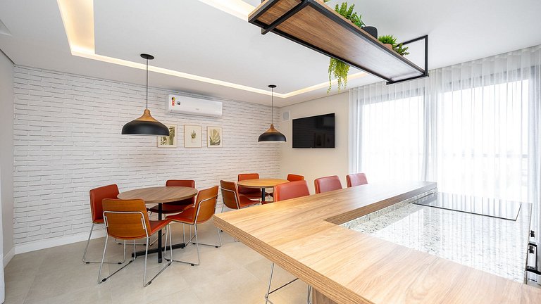 Studio totalmente mobiliado, no 2º andar, em excelente local