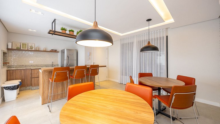 Studio totalmente mobiliado, no 2º andar, em excelente local