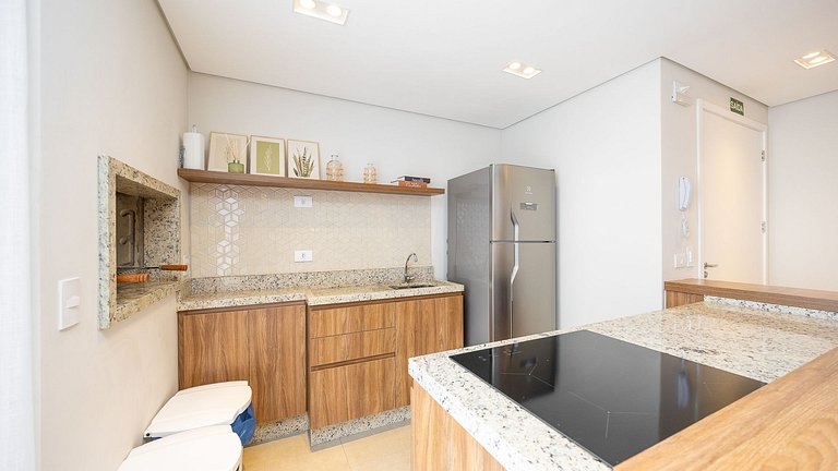 Studio totalmente mobiliado, no 2º andar, em excelente local