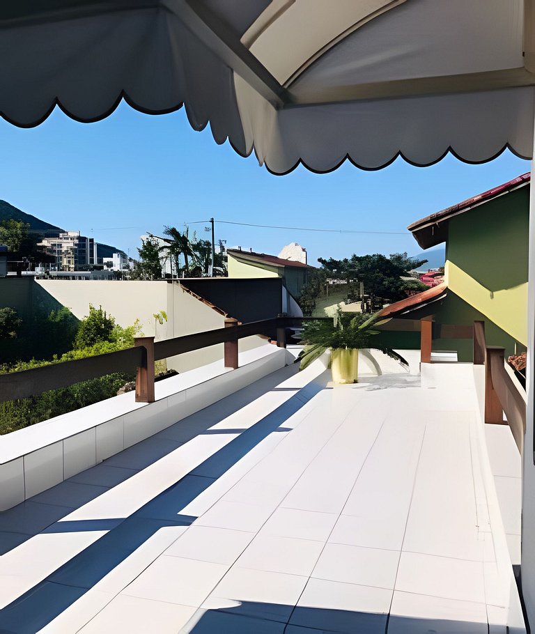 Casa com piscina na praia - 300m da praia