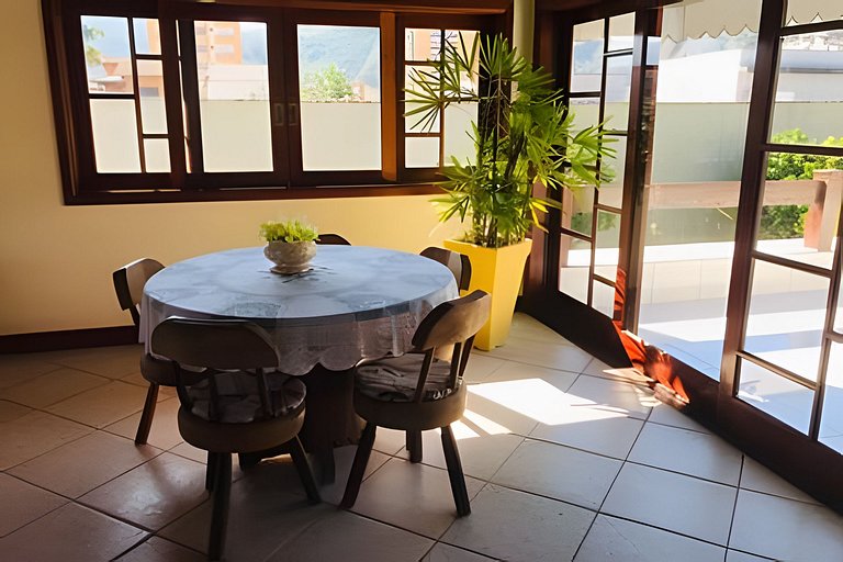 Casa com piscina na praia - 300m da praia