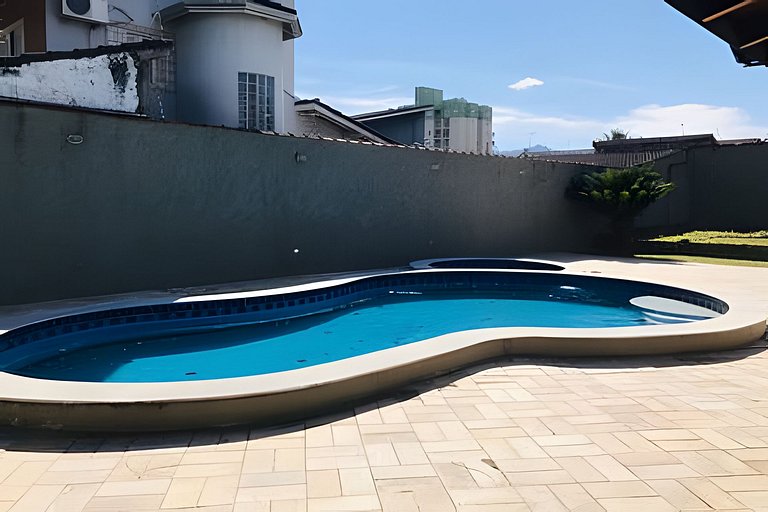 Casa com piscina na praia - 300m da praia