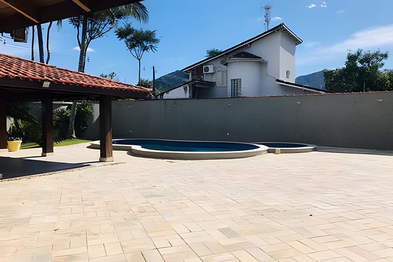 Casa com piscina na praia - 300m da praia