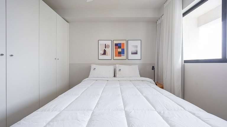 Apartamento dois quartos c/ sacada e ótima localização no ba