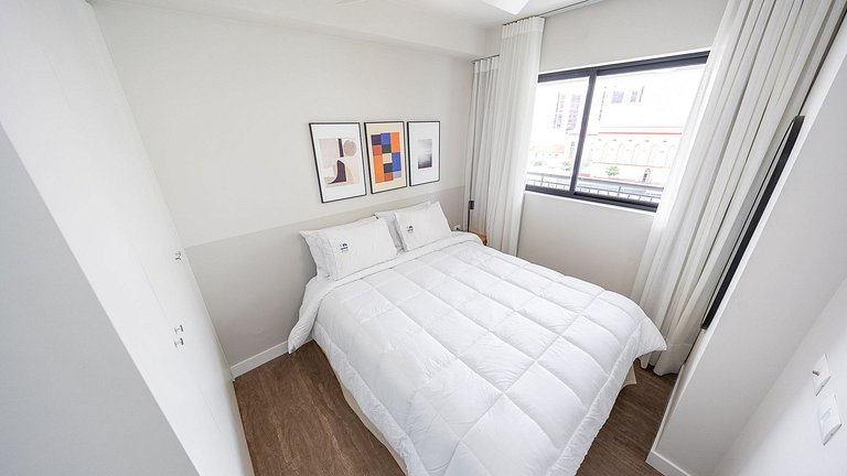 Apartamento dois quartos c/ sacada e ótima localização no ba