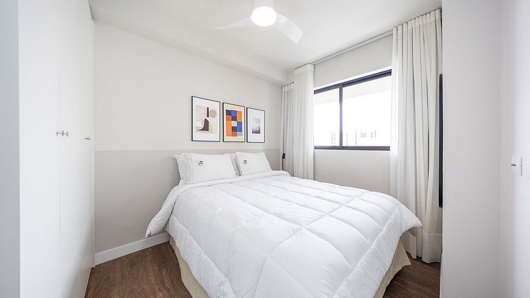 Apartamento dois quartos c/ sacada e ótima localização no ba