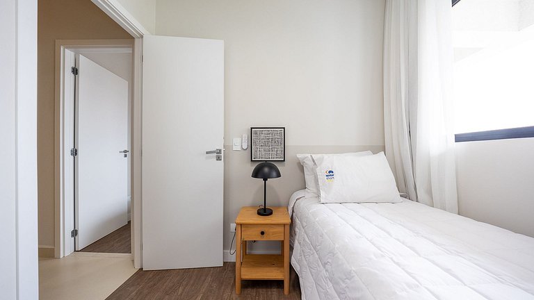 Apartamento dois quartos c/ sacada e ótima localização no ba