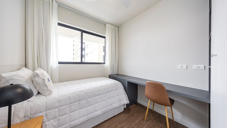 Apartamento dois quartos c/ sacada e ótima localização no ba