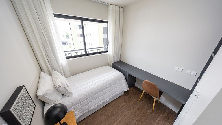 Apartamento dois quartos c/ sacada e ótima localização no ba