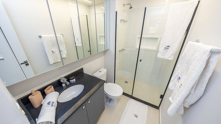 Apartamento dois quartos c/ sacada e ótima localização no ba