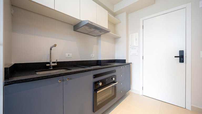 Apartamento dois quartos c/ sacada e ótima localização no ba