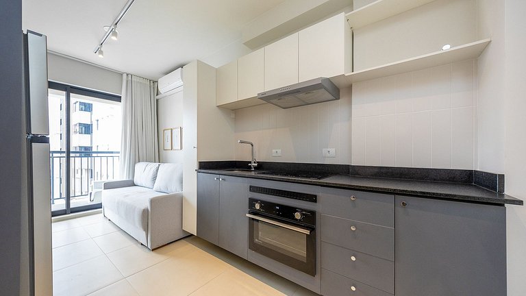 Apartamento dois quartos c/ sacada e ótima localização no ba