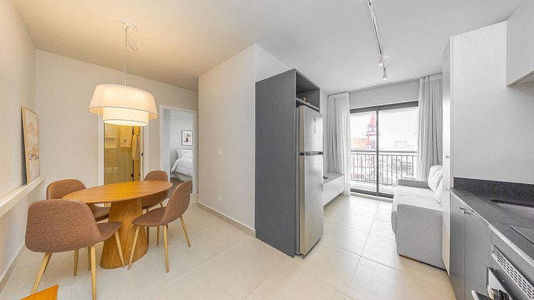 Apartamento dois quartos c/ sacada e ótima localização no ba