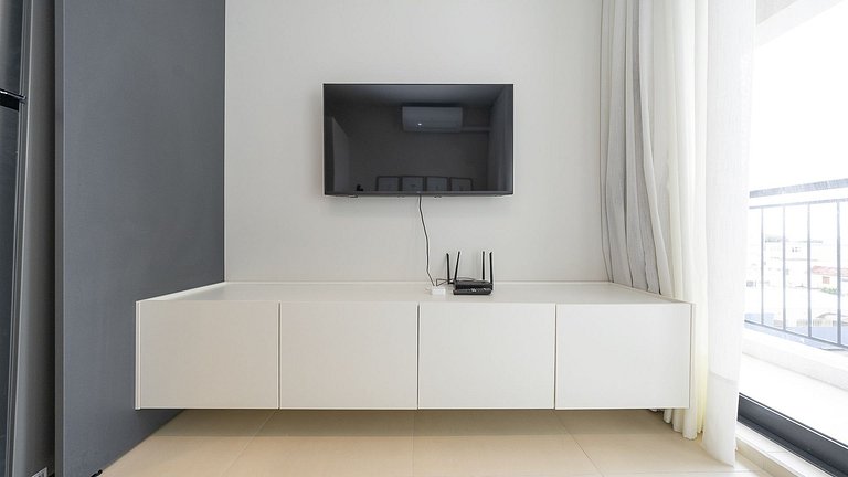 Apartamento dois quartos c/ sacada e ótima localização no ba