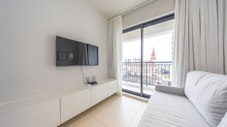 Apartamento dois quartos c/ sacada e ótima localização no ba