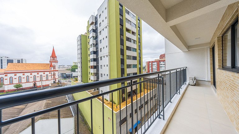 Apartamento dois quartos c/ sacada e ótima localização no ba