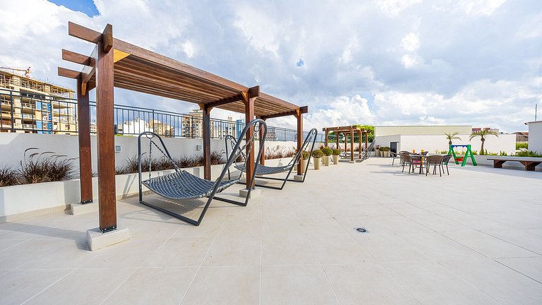 Apartamento dois quartos c/ sacada e ótima localização no ba