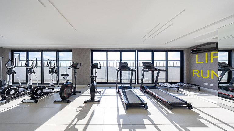 Apartamento dois quartos c/ sacada e ótima localização no ba