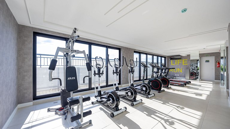 Apartamento dois quartos c/ sacada e ótima localização no ba