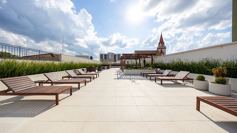 Apartamento dois quartos c/ sacada e ótima localização no ba