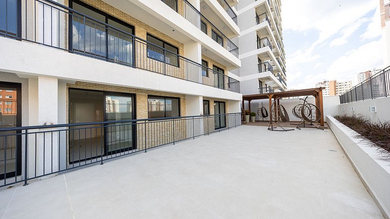 Apartamento dois quartos c/ sacada e ótima localização no ba