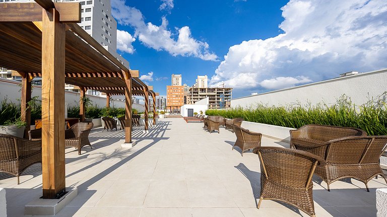 Apartamento dois quartos c/ sacada e ótima localização no ba