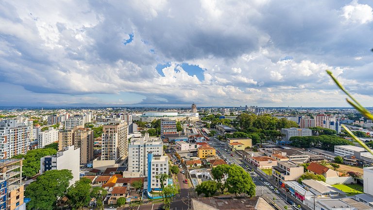 Apartamento dois quartos c/ sacada e ótima localização no ba