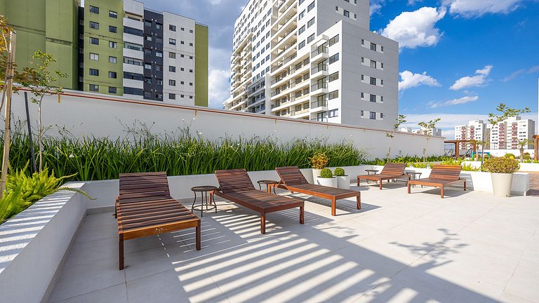 Apartamento dois quartos c/ sacada e ótima localização no ba