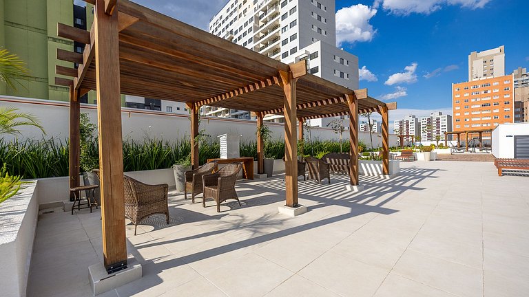 Apartamento dois quartos c/ sacada e ótima localização no ba