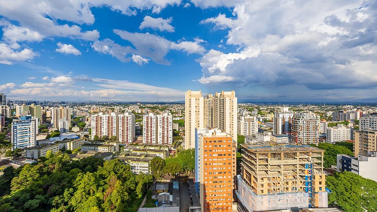 Apartamento dois quartos c/ sacada e ótima localização no ba