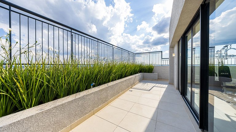 Apartamento dois quartos c/ sacada e ótima localização no ba