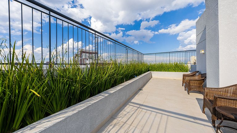 Apartamento dois quartos c/ sacada e ótima localização no ba