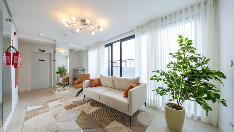 Apartamento dois quartos c/ sacada e ótima localização no ba