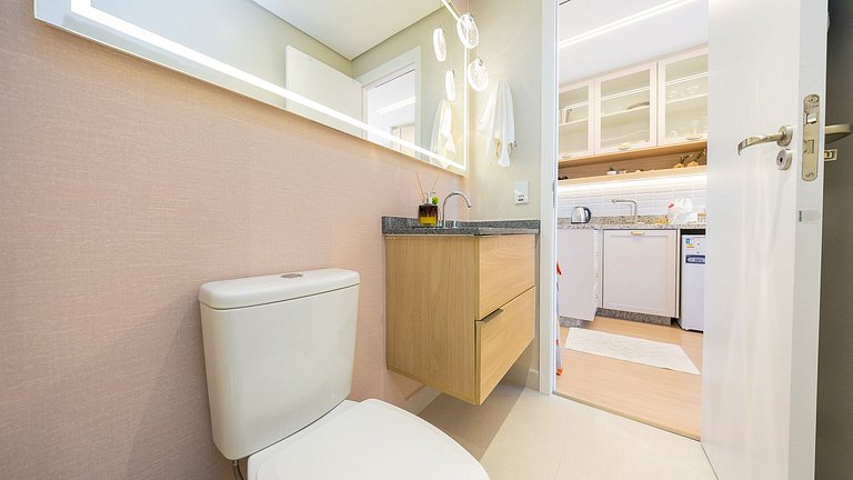 Viva no Centro de Curitiba: Cena Living com Studio completo