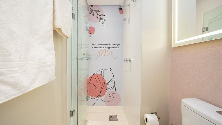 Viva no Centro de Curitiba: Cena Living com Studio completo