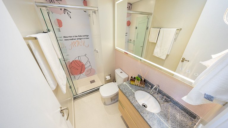 Viva no Centro de Curitiba: Cena Living com Studio completo