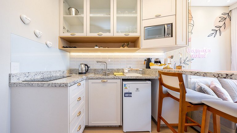 Viva no Centro de Curitiba: Cena Living com Studio completo