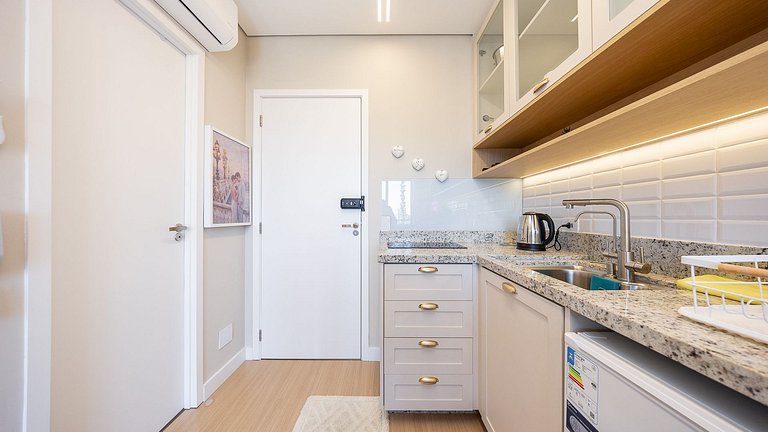 Viva no Centro de Curitiba: Cena Living com Studio completo