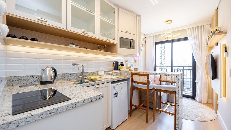 Viva no Centro de Curitiba: Cena Living com Studio completo