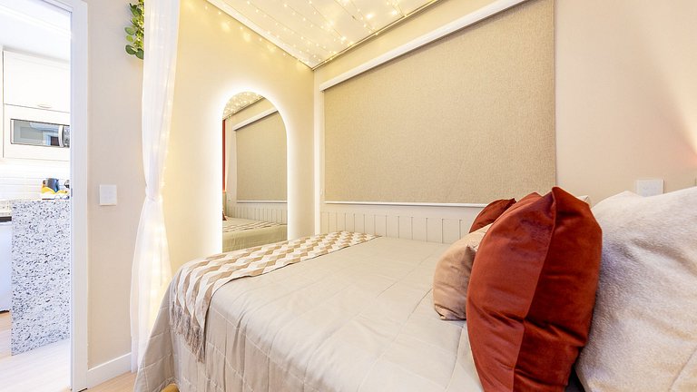 Viva no Centro de Curitiba: Cena Living com Studio completo