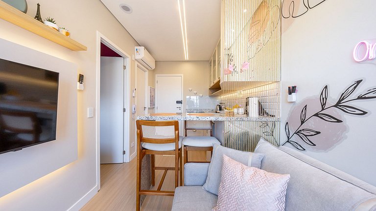 Viva no Centro de Curitiba: Cena Living com Studio completo