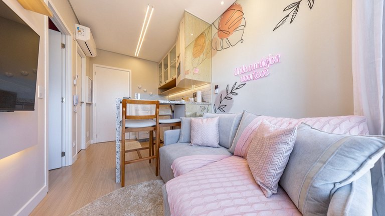 Viva no Centro de Curitiba: Cena Living com Studio completo