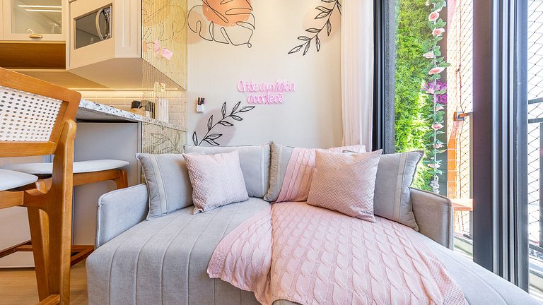 Viva no Centro de Curitiba: Cena Living com Studio completo