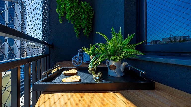 Viva no Centro de Curitiba: Cena Living com Studio completo