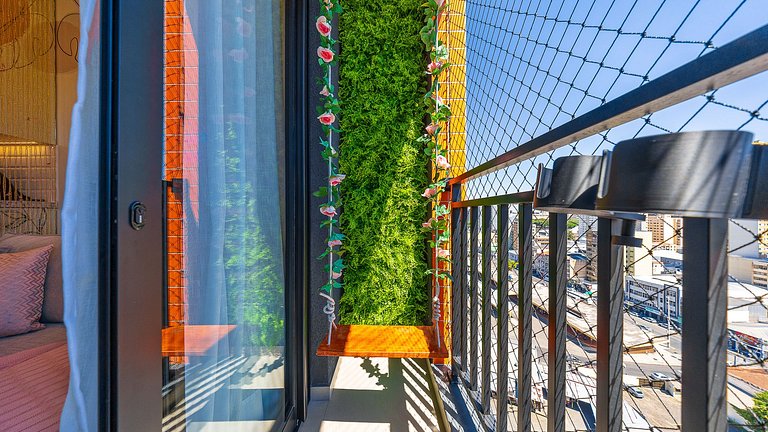 Viva no Centro de Curitiba: Cena Living com Studio completo