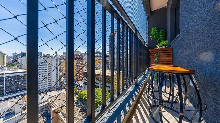 Viva no Centro de Curitiba: Cena Living com Studio completo