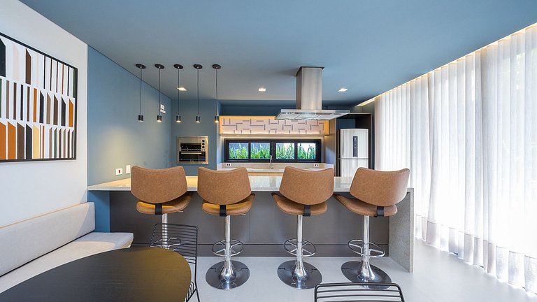 Viva no Centro de Curitiba: Cena Living com Studio completo