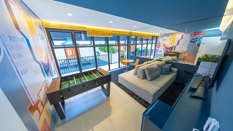 Viva no Centro de Curitiba: Cena Living com Studio completo