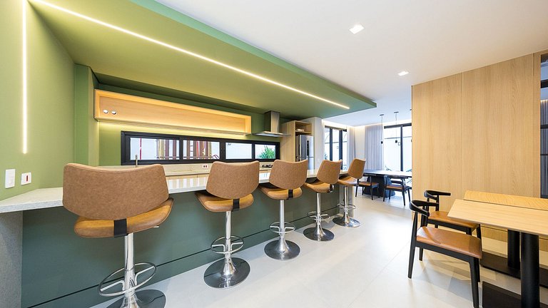 Viva no Centro de Curitiba: Cena Living com Studio completo