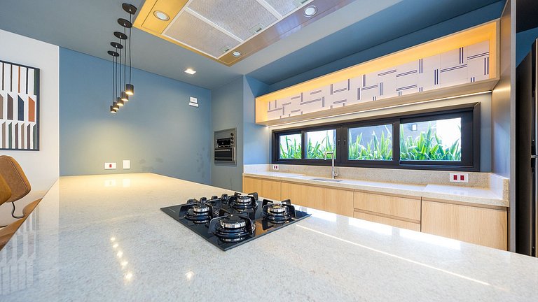 Viva no Centro de Curitiba: Cena Living com Studio completo